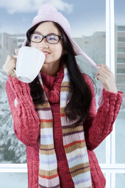 Bella ragazza in vestiti caldi godere di bevanda calda — Foto Stock
