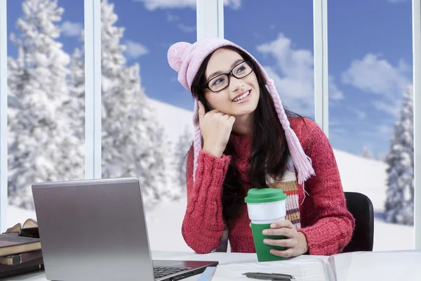 Eftertänksam student som studerar hemma — Stockfoto