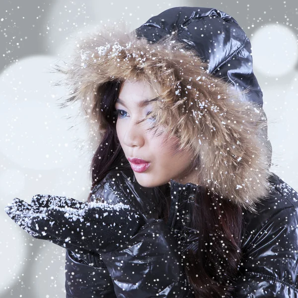 Donna giocosa con nevicata — Foto Stock