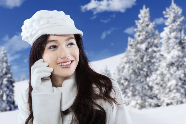 Красивая девушка зимой на открытом воздухе — стоковое фото