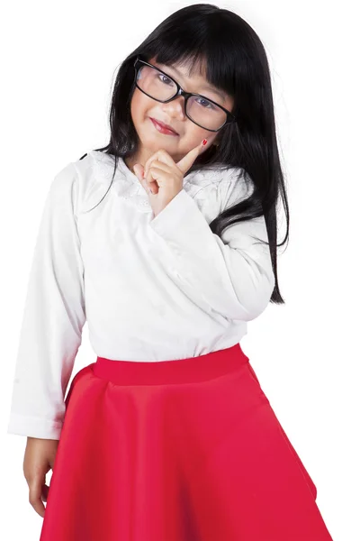 Menina bonita sorrindo para a câmera — Fotografia de Stock