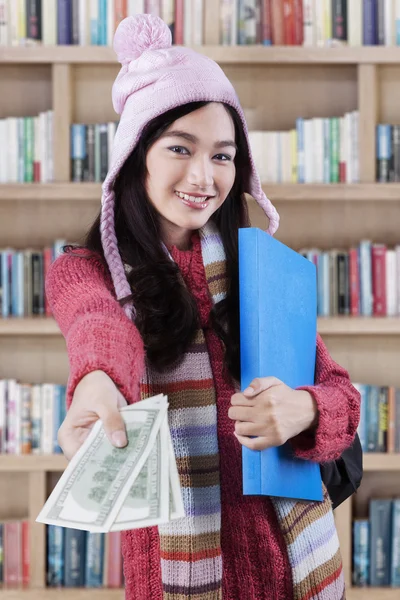 Studentka poskytující peníze půjčka — Stock fotografie