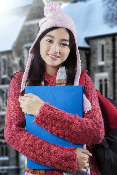 Süße Schülerin steht in der Nähe der Schule — Stockfoto