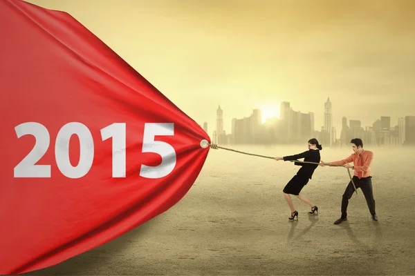 Två personer dra nummer 2015 för en förändring — Stockfoto