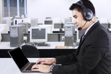 Kulaklık ve laptop ile işadamı