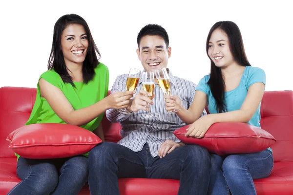 Aziatische mensen roosteren met champagne — Stockfoto