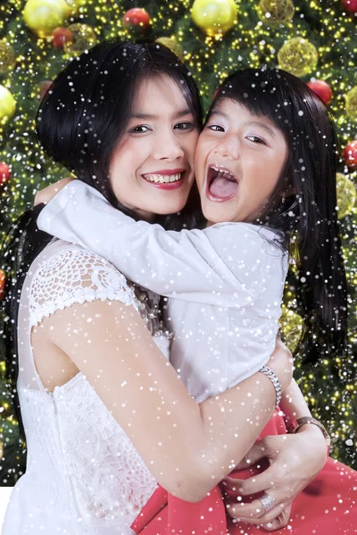 Attraktives Mädchen lacht mit ihrer Mutter — Stockfoto