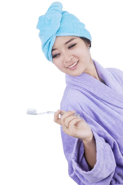 Ragazza che tiene uno spazzolino da denti — Foto Stock
