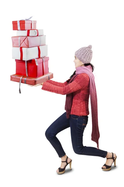 Chica llevando pesados regalos de Navidad —  Fotos de Stock