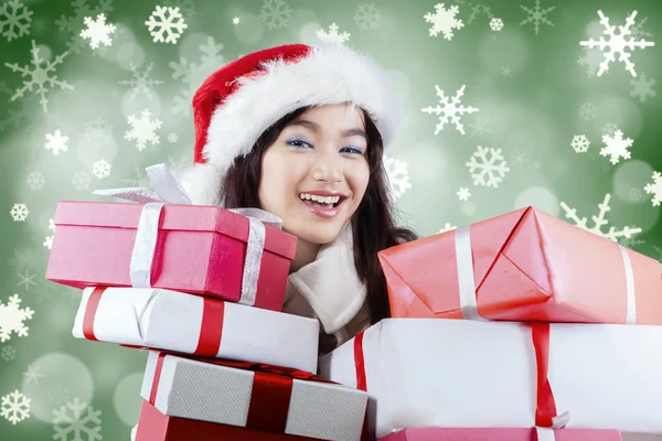 Ragazza eccitata con regalo a sorpresa — Foto Stock