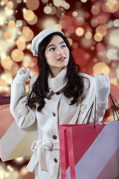 Superbe fille avec des sacs à provisions — Photo