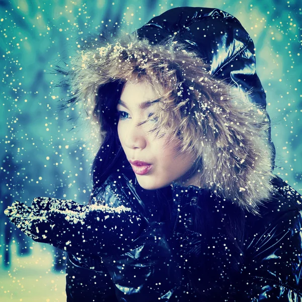 Mädchen spielt kalten Schnee — Stockfoto
