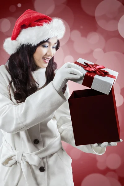 Girl opening a christmas gift — Stock Photo, Image