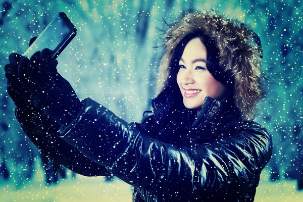 Meisje in winter jas nemen zelfportret — Stockfoto