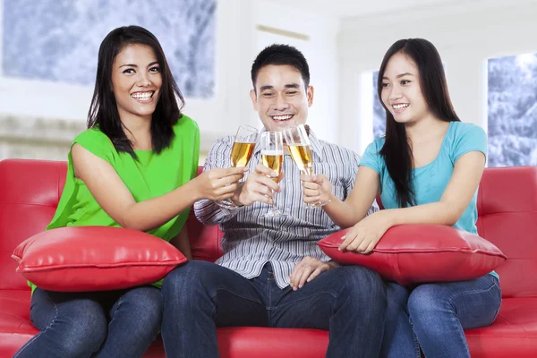 Latino tieners drinken champagne — Stockfoto