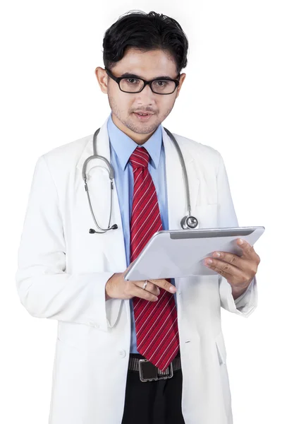 Médico masculino hispânico com computador tablet — Fotografia de Stock