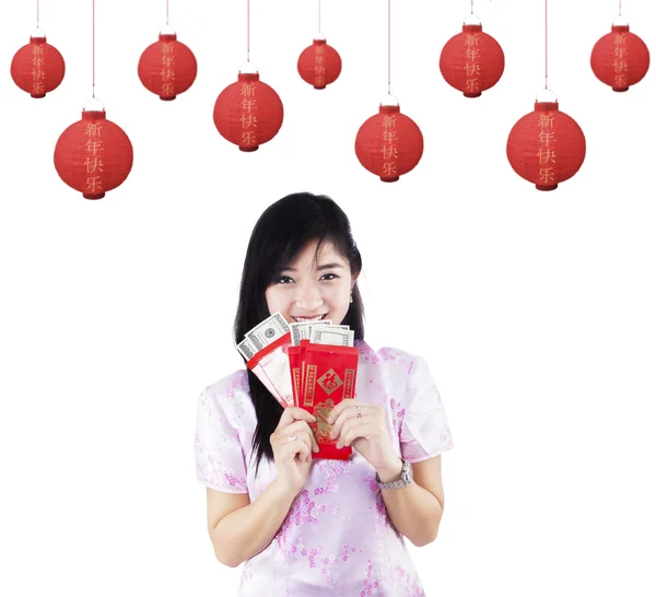 Bella ragazza in possesso di pacchetto rosso regalo — Foto Stock