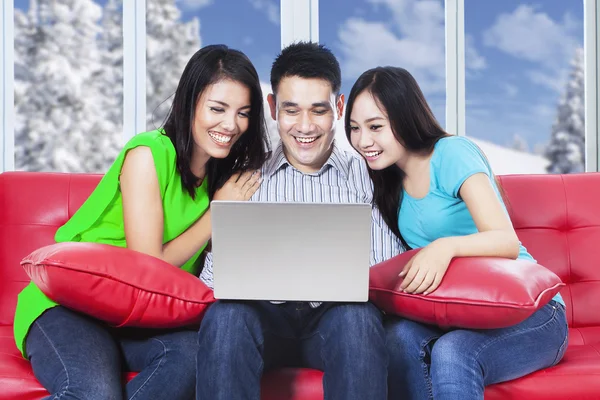 Tres asiáticos adolescentes con portátil en casa — Foto de Stock