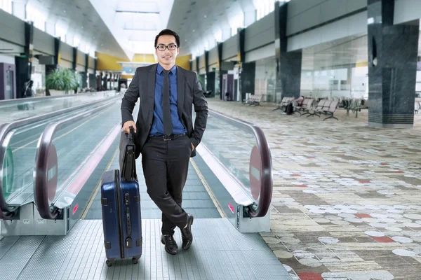 Empresário de sucesso em pé na sala do aeroporto — Fotografia de Stock