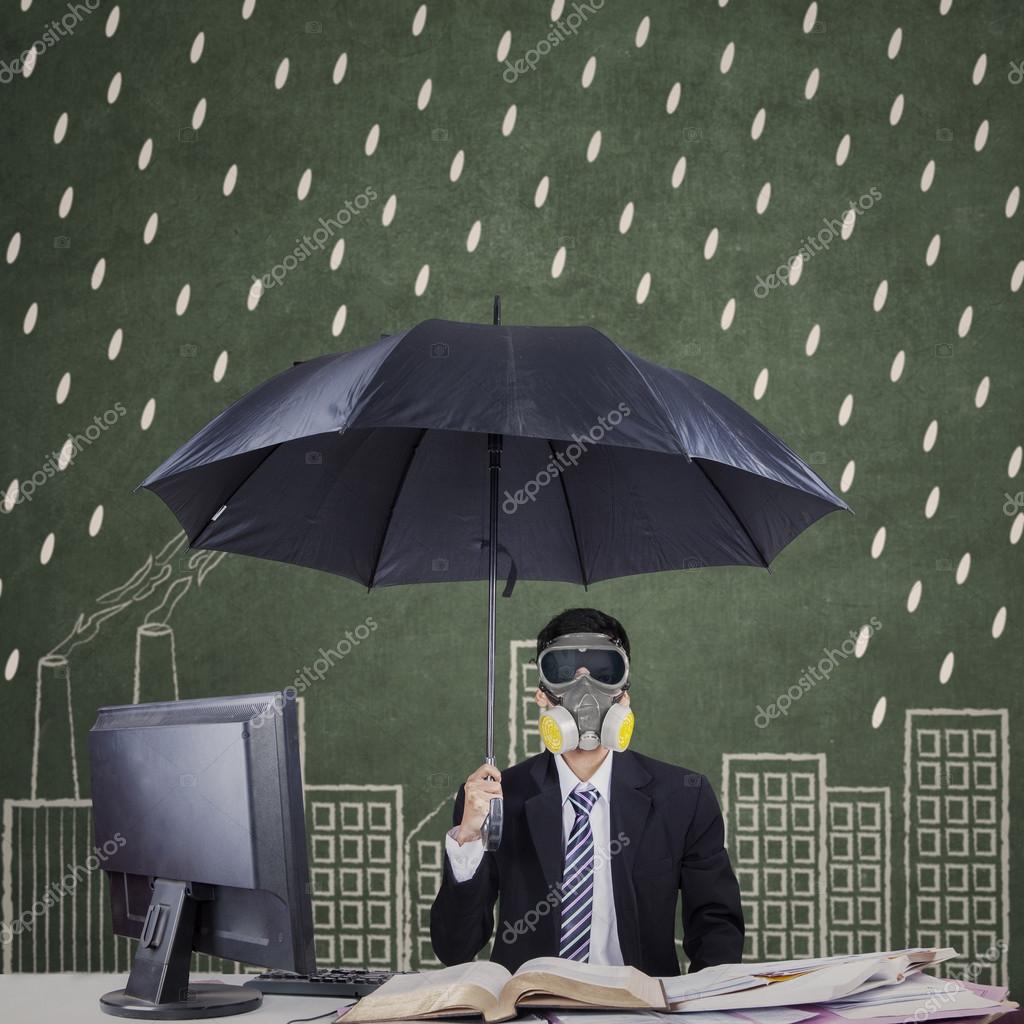 Forretningsmand med paraply og maske — © realinemedia #59920873