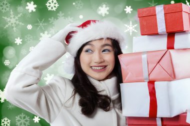 Genç kız Noel hediyeleri getiriyor