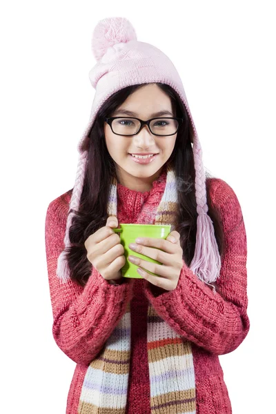 Aufgeregtes Teenager-Mädchen in Winterkleidung — Stockfoto