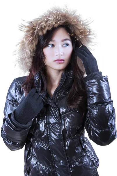 Dívka s zimní oblečení stare copyspace Studio — Stock fotografie