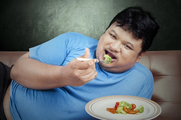 Man probeert op een dieet door het eten van fruit — Stockfoto