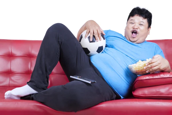 Sovrappeso uomo guardando partita di calcio 1 — Foto Stock