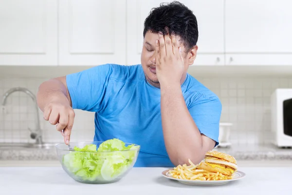 Pessoa com excesso de peso escolhe comer salada 1 — Fotografia de Stock