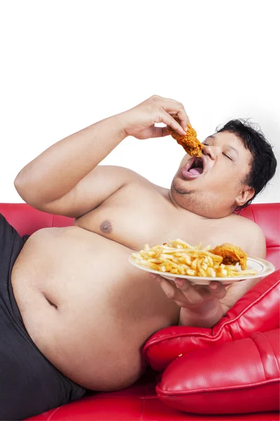 Retrato de hombre gordo con comida chatarra — Foto de Stock