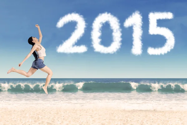 Pretty girl leaping on beach — Stock Photo, Image