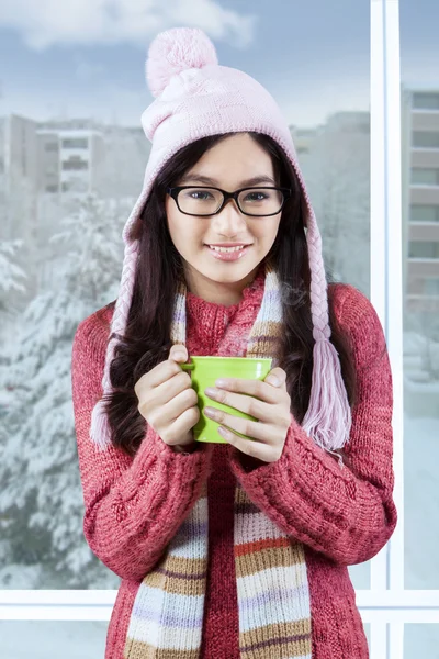 Dolce ragazza adolescente sorridente alla fotocamera — Foto Stock