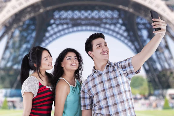 Teenagers taking self pictures in paris — Stock Photo, Image
