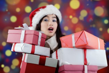 Sevimli kız Noel arka plan hediyelerle tutar