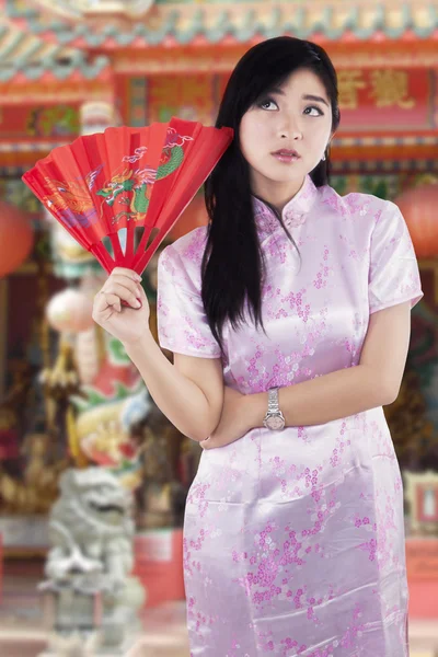 Kinesisk flicka i cheongsam kläder på temple — Stockfoto