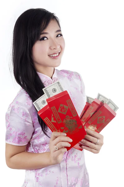 Kinesisk kvinna med pengar i kuvert — Stockfoto