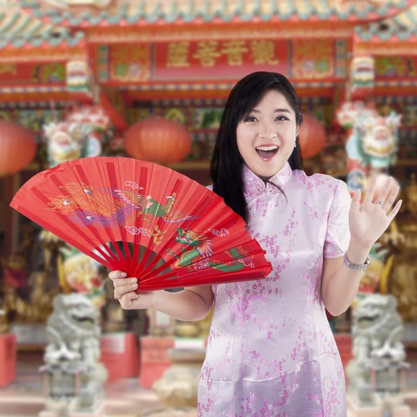 Donna cinese con abito tradizionale cheongsam — Foto Stock
