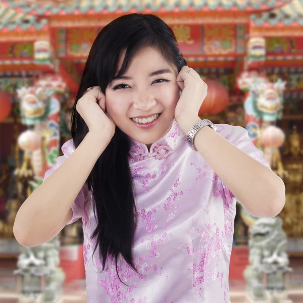 Linda chica china en el templo — Foto de Stock