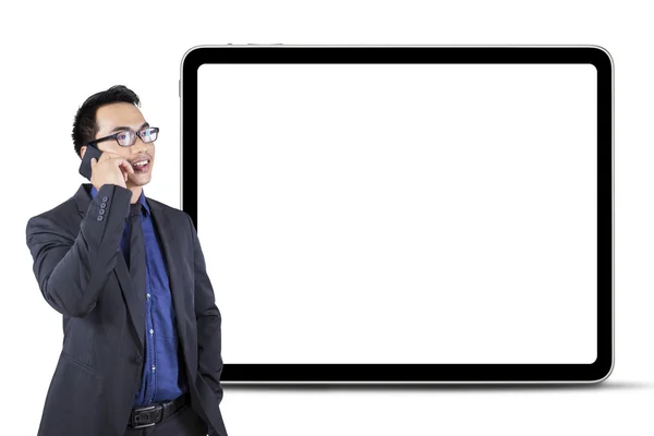 Entrepreneur speaking on the phone with empty board — Stock Photo, Image