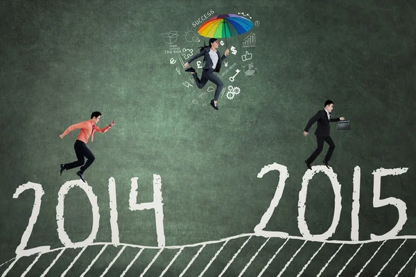 Entrepreneurs running above number 2014 to 2015 — Stock Photo, Image