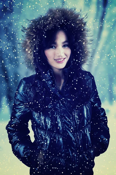 Female model with winter jacket in the park — Stock Photo, Image