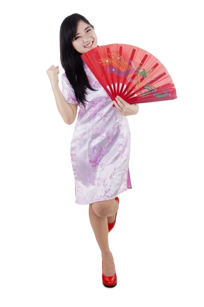 Volledige lengte van vrolijke Chinees meisje — Stockfoto