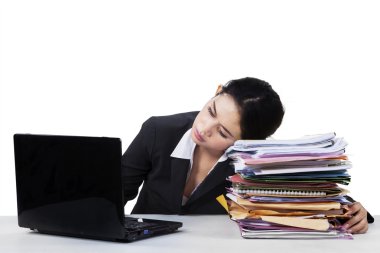 Belgeler üzerinde uyku yorgun genç girişimci