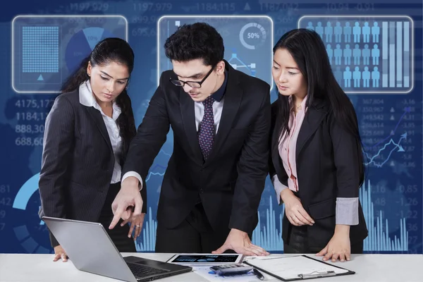 De etnische teamwerk multi in zakelijke bijeenkomst — Stockfoto