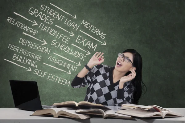 Stressvolle schoolmeisje geconfronteerd met veel problemen — Stockfoto