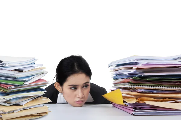 Empresária cansada com pilha de papelada — Fotografia de Stock