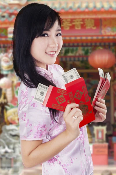Kvinna i cheongsam klänning anläggning kuvert — Stockfoto