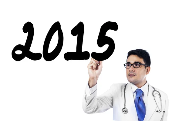 Jeune médecin écrit le numéro 2015 sur le tableau blanc — Photo