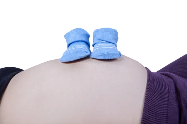 Buty dziecko na brzuchu w ciąży — Zdjęcie stockowe